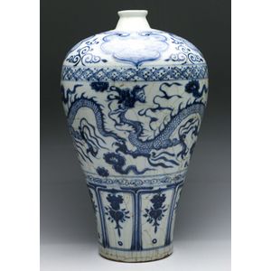 A large Chinese blue and white Meiping shaped vase featuring&hellip;