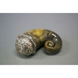 A silver mounted horn snuff mull with floral-chased domed cover…