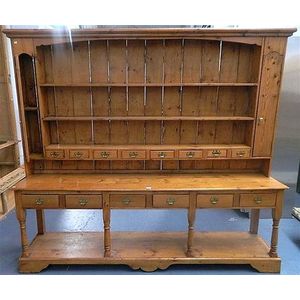 A Good 19th Century Pine Welsh Dresser The Open Top Flanked By