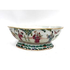 A Chinese famille rose footed offering bowl, (1821-1850),…