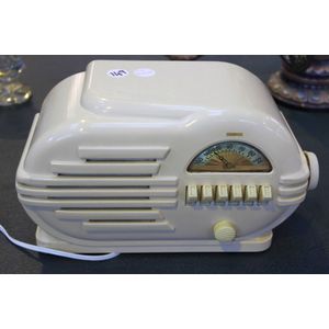 Coronado Bakelite Art Deco mantle radio (with converter)