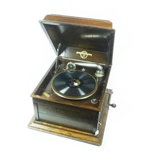 A Columbia Viva-tonal Grafonola gramophone, No. 113A, length 45cm