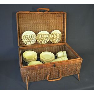 1950s Qantas cane basket Bakelite picnic set. Made for Lord…