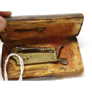 Georgian spring Lancet - blood Letting knife 5 cm x 2 cm in kid…