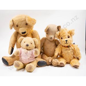 Four vintage Pedigree and other teddy bears 62 cm, 43 cm, 42 cm,…