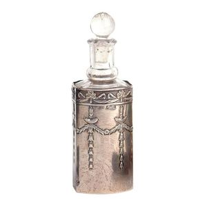 An Edwardian silver cased perfume bottle, the plain octagonal&hellip;