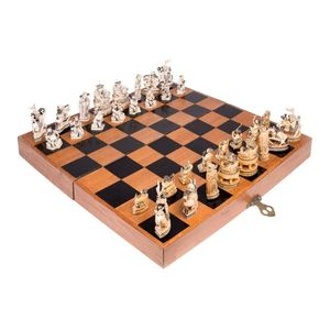 Chinese ivory chess set in fitted silk lined games box. Mid…