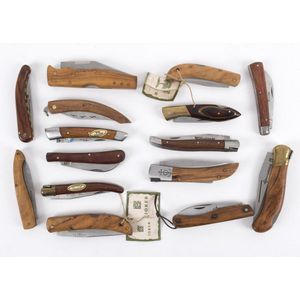 Fourteen assorted folding pocket knives with wooden handles,…