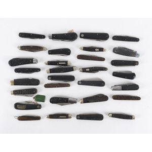 Thirty three folding pocket knives mostly horn and ebony…