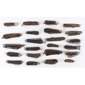 Twenty three assorted folding pocket knives with horn handles,…