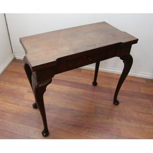 A George II gateleg card table with one drawer. 73 cm high, 82…