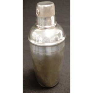 Silver plate cocktail shaker with a thimble shape nip lid,…