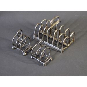 An English 20th century silver-plated toast rack, marked WH. - Bukowskis