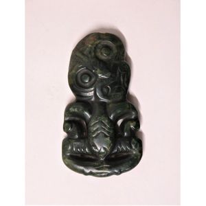 A large and impressive pre-European Maori carved pounamu hei…