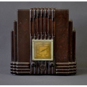 AWA Fisk Radiolette Empire State radio. Brown Bakelite case…