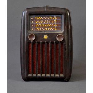 AWA Upright Bakelite table radio. Fully enclosed case, no…