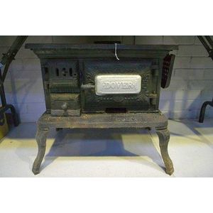 Antique cast iron Dover no 6 stove, approx 59 cm high. 67 cm…