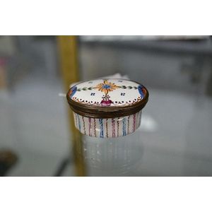 Antique Georgian Bilston enamel patch box decorated with…