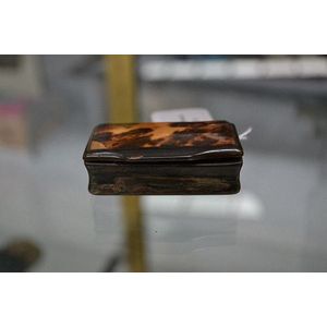Antique carved horn snuff box with an insert tortoise shell lid