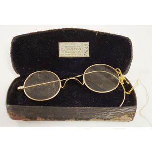 Pair vintage 9ct gold framed spectacles missing one arm, in…