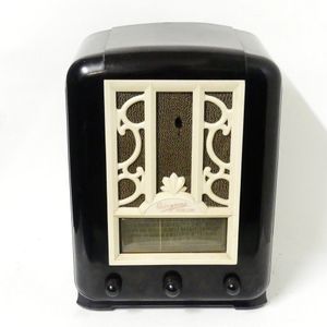 An Australian Airzone 'Radio Star' mantel radio, black Bakelite…
