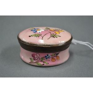 Antique Georgian Bilston enamel patch box decorated in sprays…