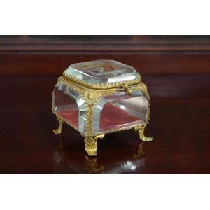 Jewellery box with bevelled glass sides & top on metal frame, 7.…
