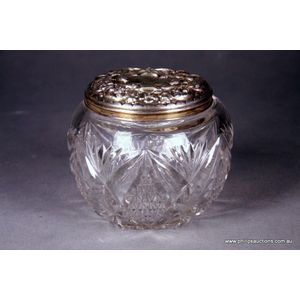 An Edwardian sterling silver topped dressing table jar, 1905…