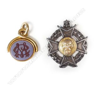 An unmarked gold framed seal spinner fob, obv. a bloodstone…