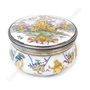 An early 19th century French porcelain and silver snuff box,…