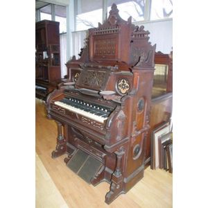 Antique Smith American Organ Company reed organ, with 12 stops…