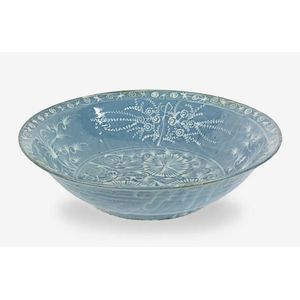 A Large Swatow Slip-Decorated Blue-Ground Bowl Ming Dynasty (1368-1644)