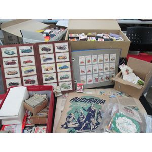 Matchboxes: Large accumulation of matchboxes and match booklets…