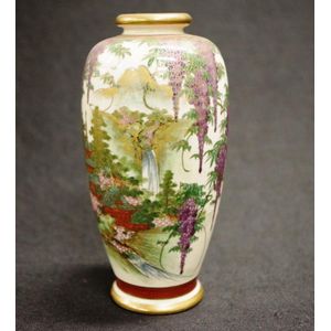Satsuma Japan ceramic mantle vase wisteria decorated, red…