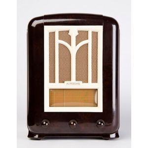 Airzone, high top mottled brown Bakelite mantle radio with…