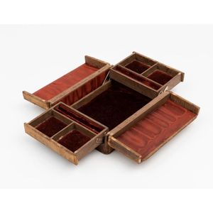 A leather jewellery casket 6 cm high, 18 cm wide, 14 cm deep