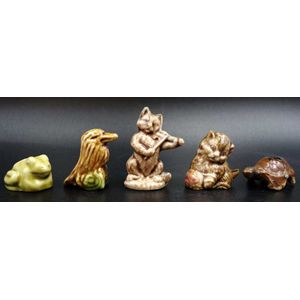 Five various Wade animal figures including 2 cats, turtle,…