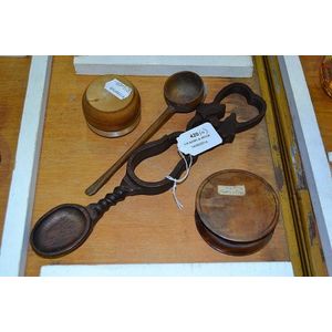 Treen pieces including spoons, snuff box and lidded trinket box…