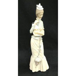 Pekingese Lady - Lladro and Nao - Ceramics