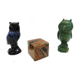 An agate trinket box & two owl figures including stone
