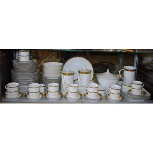 Extensive Rosenthal dinner set, comprising (approx) 3 platters,…