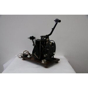 A projector with crank handle Pathe, 56 cm high, 45 cm wide.