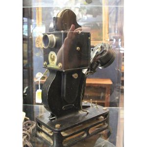 A Pathe baby projector, 33 cm high, 18 cm wide.