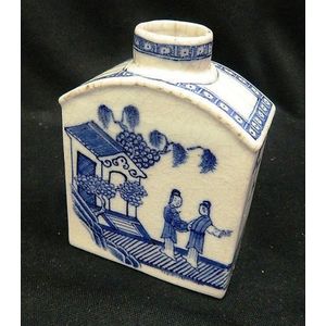 An 18th century style Chinese blue and white tea caddy