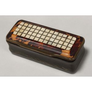 Georgian horn and tortoiseshell snuff box, of rounded…