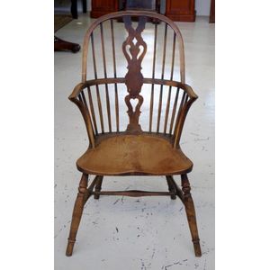 Early elm Windsor armchair 54 cm wide, 99 cm high