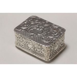 Victorian sterling silver snuff box, hallmarked London, 1895,…