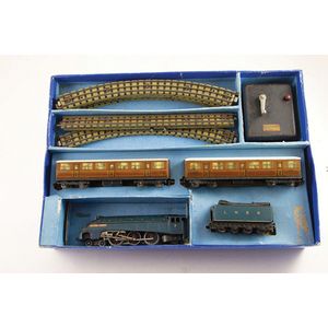 Sir Nigel Gresley Train Set with Coaches and Track - Railway Trains and ...