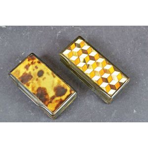 Two snuff boxes Georgian i.Carved horn with marquetry shell,…