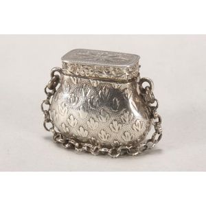 George III/IV sterling silver novelty pill box, hallmarked L&Co.…
